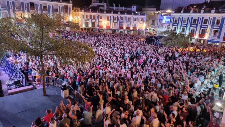 6.000 personas se rinden ante la nostalgia de los 90’ en las Fiestas del Vino de Valdepeñas