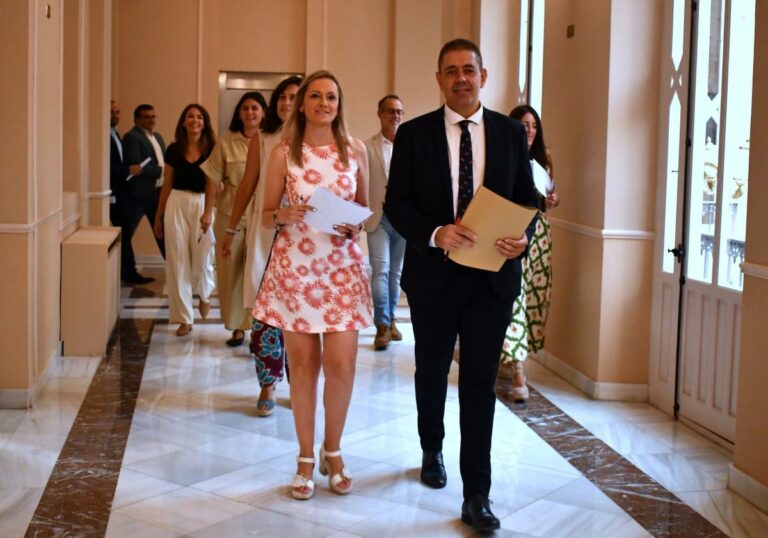 El PSOE acusa a Valverde de «venderse» a Vox entregando de nuevo la presidencia del diario Lanza