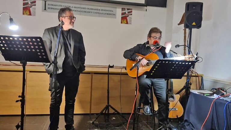 Vicente Castellanos, guía de lujo para la visita de los componentes del II Hermanamiento Oretania de Poetas de Euskadi y Castilla-La Mancha al centro histórico de Ciudad Real