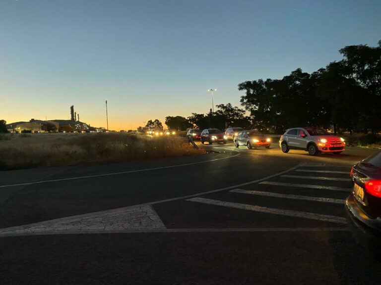 Trabajadores de Eserman colapsan el tráfico en el complejo petroquímico de Puertollano clamando por sus empleos