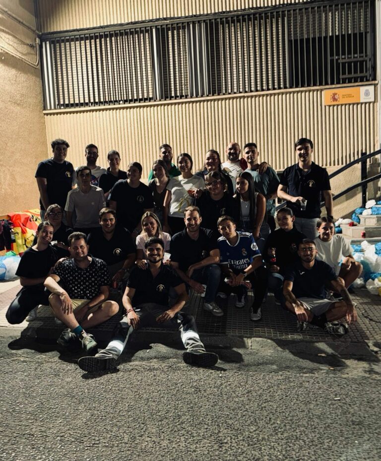 Puertollano: Colectivos puertollanenses aúnan esfuerzos para engalanar la calle Cruces con motivo de las fiestas