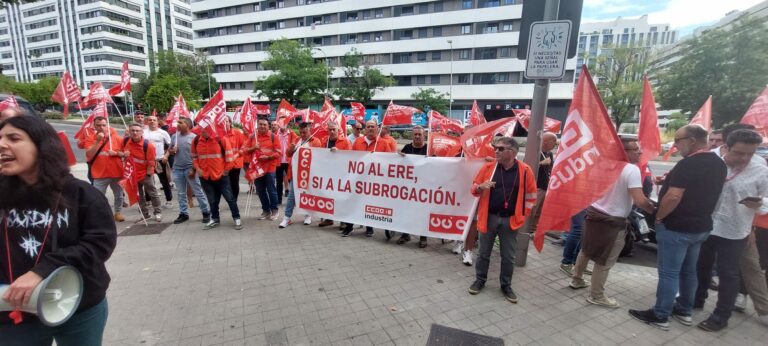 La plantilla de Eserman en Puertollano clama por sus empleos frente a la sede central de Repsol en Madrid