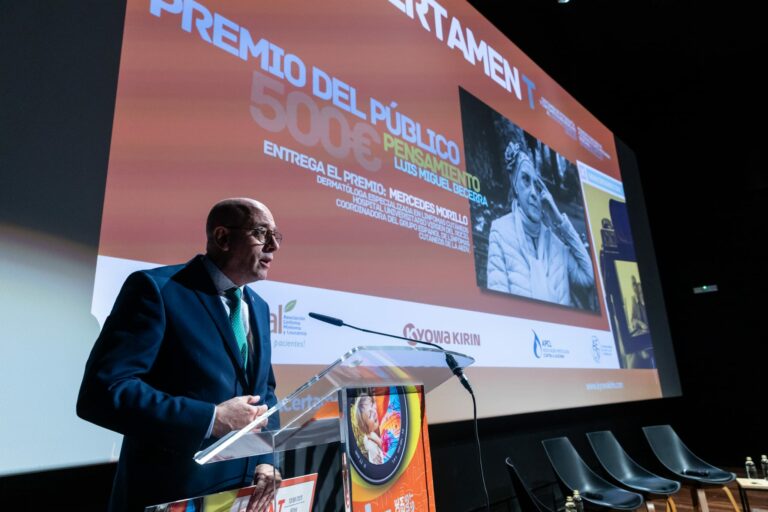 El puertollanense Luis Miguel Becerra recibe el premio del público en el concurso de fotografía sobre Linfoma Cutáneo de Células T