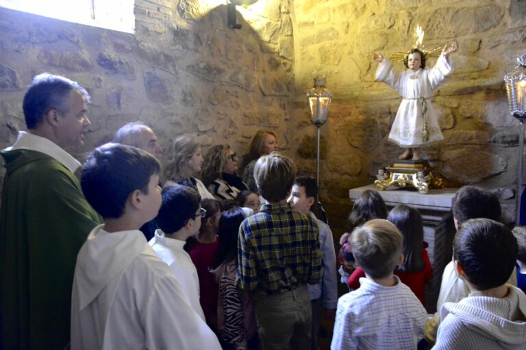 Presentada y bendecida la nueva peana del Santísimo Niño Jesús de Puertollano