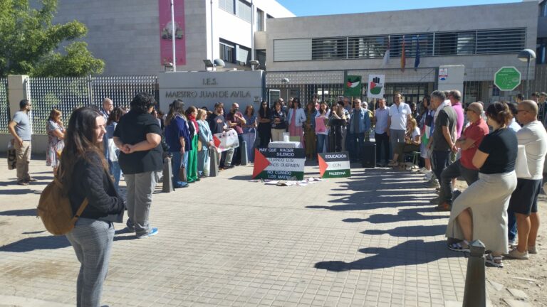 Docentes del Maestro Juan de Ávila se concentran contra el genocidio en Gaza
