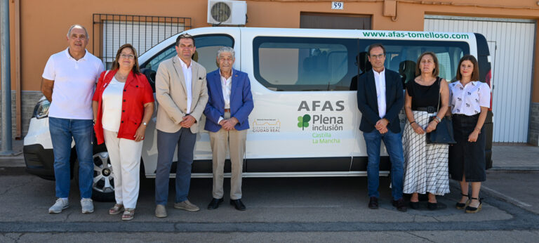 Valverde hace entrega de una furgoneta al centro ocupacional de AFAS en Bolaños de Calatrava financiada por la Diputación