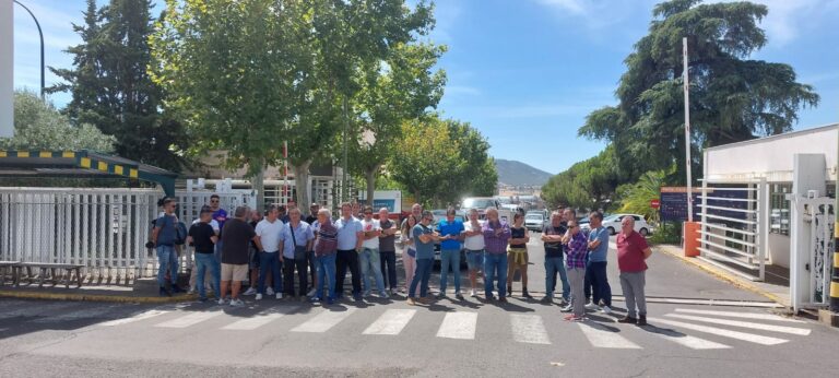 Puertollano: Los trabajadores de Eserman bloquean la entrada de Repsol Química tras el anuncio de reconversión logística