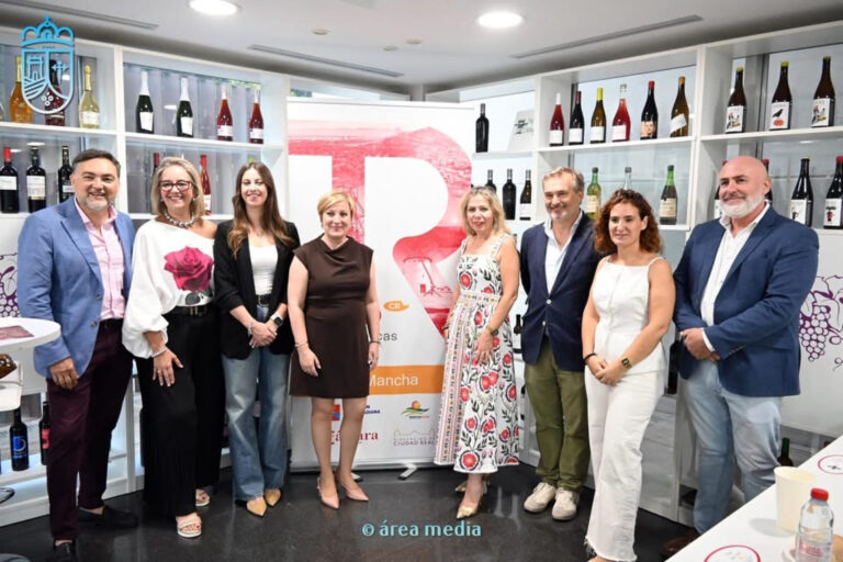 La vicepresidenta Sonia González pone en valor en Socuéllamos el proyecto «El Quijote hecho Vino» impulsado por la Diputación