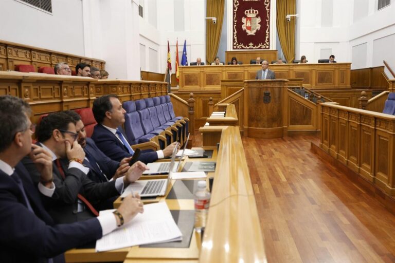 Vox y PP critican el «premio» de la quita de deuda y el Gobierno de C-LM dice que sería «idiota» si no la aceptara