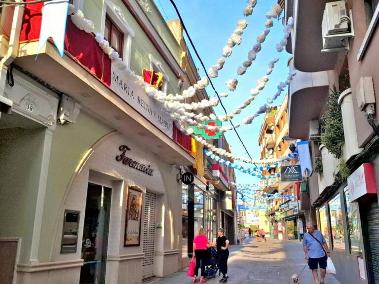 Puertollano: “El Capirote” llena la calle Aduana de guirnaldas dedicadas a la Virgen de Gracia elaboradas en residencias de mayores