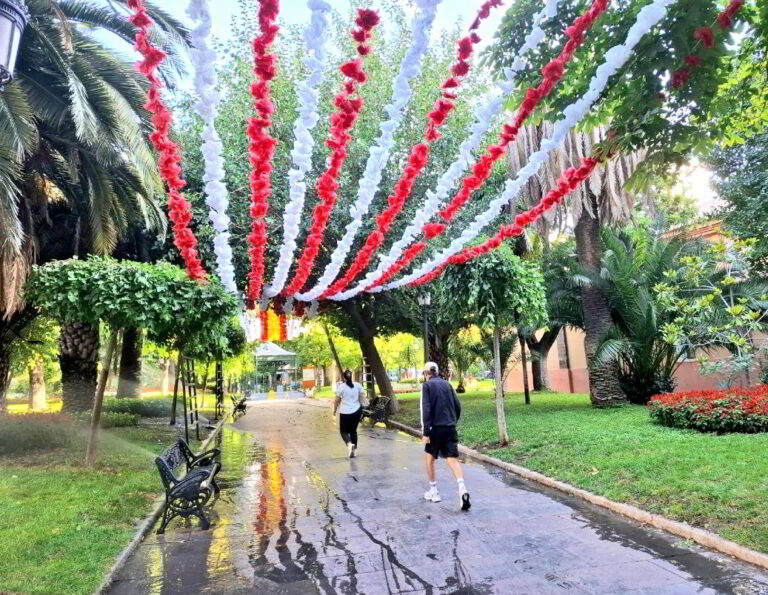 Puertollano: El Paseo se engalana con cientos de farolillos para las fiestas de septiembre