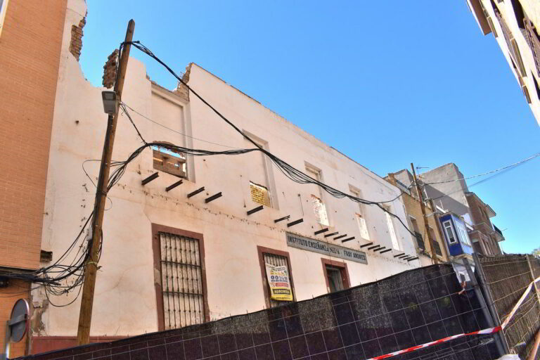 Comienza la demolición del antiguo instituto «Fray Andrés» de Puertollano