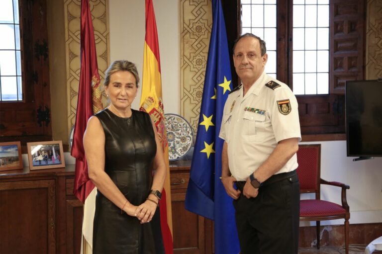 Milagros Tolón recibe al nuevo jefe superior de Policía de Castilla-La Mancha, Francisco Herrero