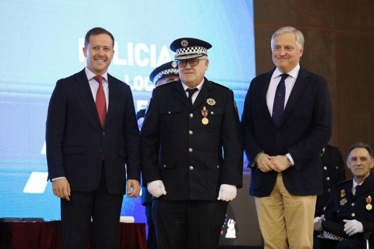 Fernando Díaz Rolando recibe la medalla de oro de la Policía Local de Toledo