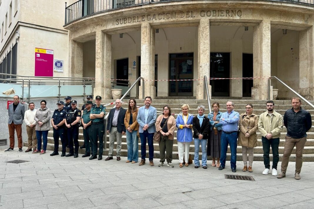 minuto de silencio 30 de septiembre(2) Minuto de silencio ante la Subdelegación del Gobierno en Ciudad Real en memoria de Katherine Yuliet