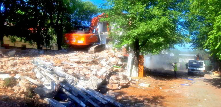 Puertollano: La demolición del antiguo colegio Miguel de Unamuno dejará un nuevo espacio público para la barriada Libertad