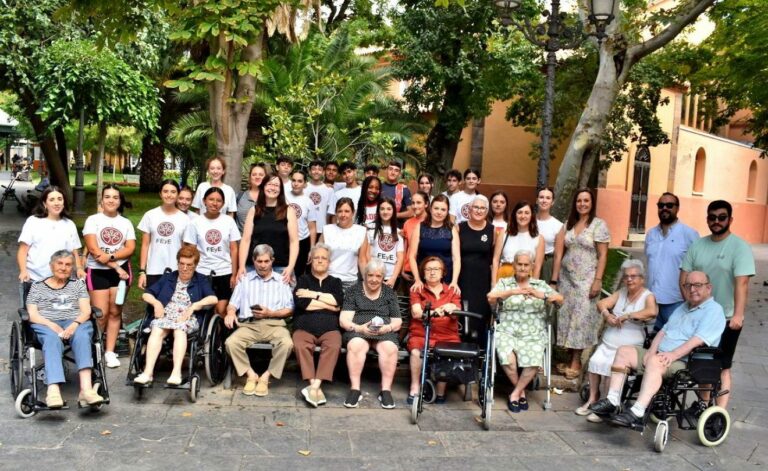 Puertollano: Estudiantes del colegio San José convierten la Fuente de los Leones en un campo de juegos intergeneracional con material desechable