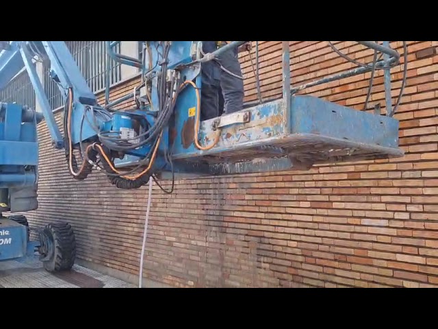 Puertollano: Manguerazos a presión contra el edificio de la Telefónica