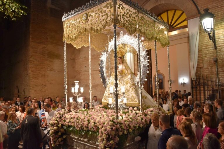 La procesión de la patrona, la Virgen de la Estrella, recorrió las calles de Miguelturra