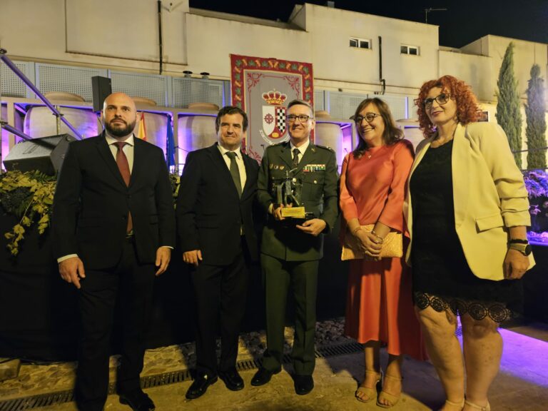 Ricardo Chamorro acompaña al Grupo Municipal de VOX Valdepeñas en la inauguración de las Fiestas del Vino