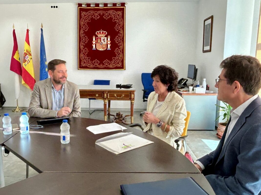 Reunión con la presidenta del Colegio Oficial de Farmacéuticos de Ciudad Real, Marta Arteta