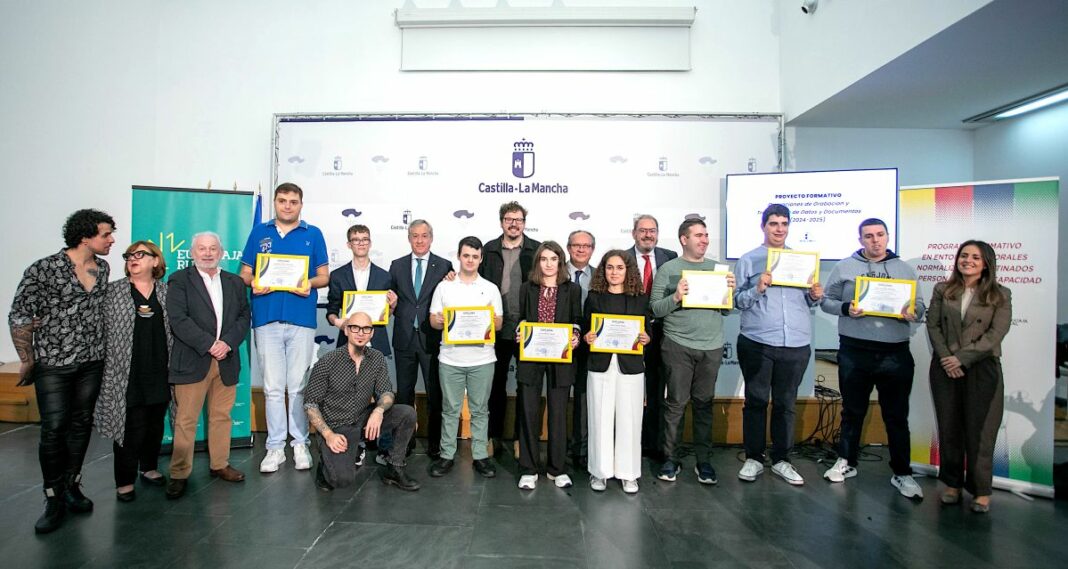 20251013 FOTO FAMILIA ENTREGA DIPLOMAS ARCHIVO REGIONAL Curso de Especialización en Gestión y Digitalización Documental
