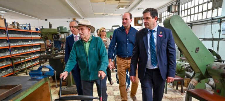 Valverde asegura en Argamasilla de Calatrava que es un orgullo contar con el excelente hacer cuchillero de Manufacturas Muela