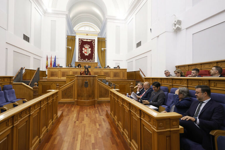 El PSOE defiende la migración como pilar económico frente a críticas de oposición por reparto de menores migrantes