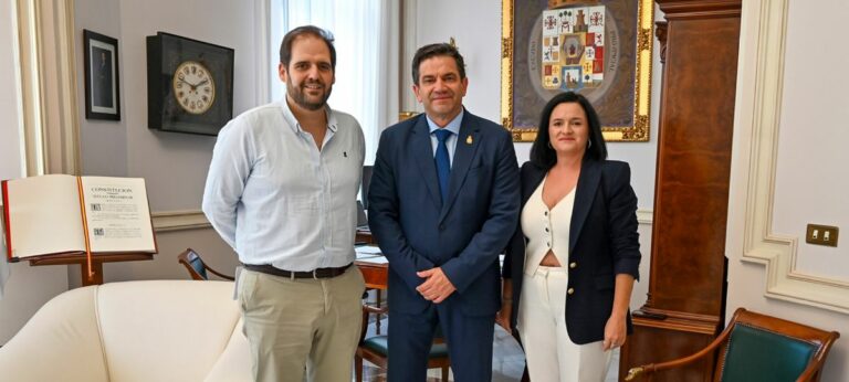 El presidente de la Diputación conoce las actividades programadas con motivo del 200 aniversario de la Real Archicofradía del Santísimo Sacramento de Campo de Criptana