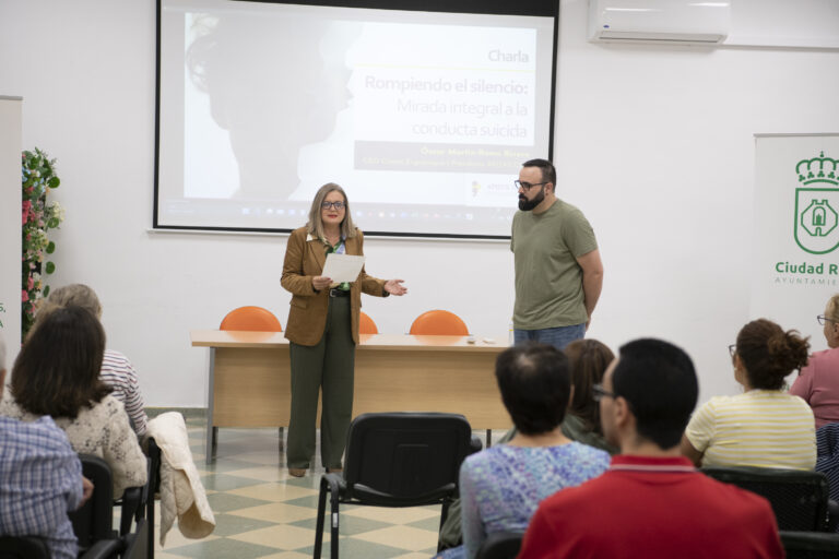 Óscar Martín-Romo aboga por abordar el sufrimiento para que el afán por vivir prevalezca sobre la conducta suicida