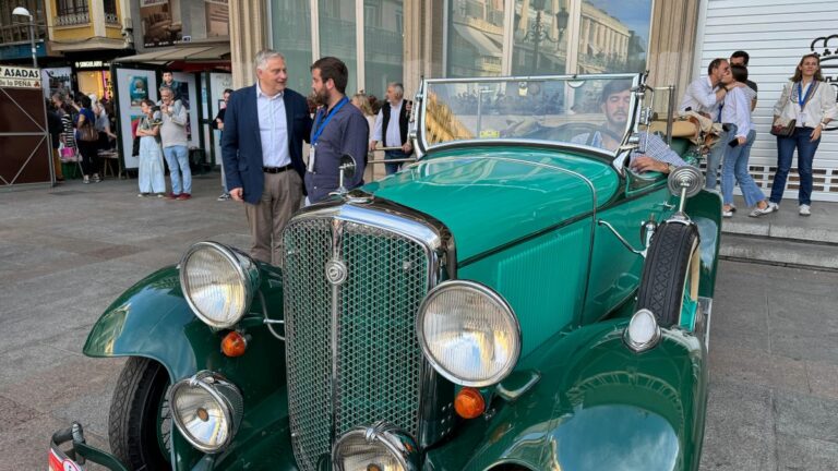 La Plaza Mayor de Ciudad Real, museo histórico del automóvil por un día