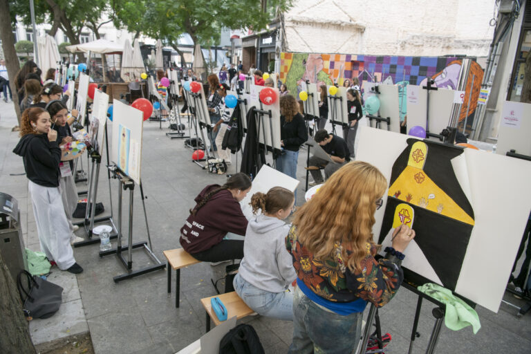 Casi sesenta alumnos de la Escuela de Arte de Ciudad Real salen a la calle a pintar por Cáritas