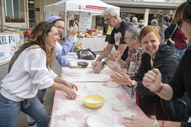 Afexppan reparte cerca de 2.000 panes de cruz en la Plaza Mayor de Ciudad Real