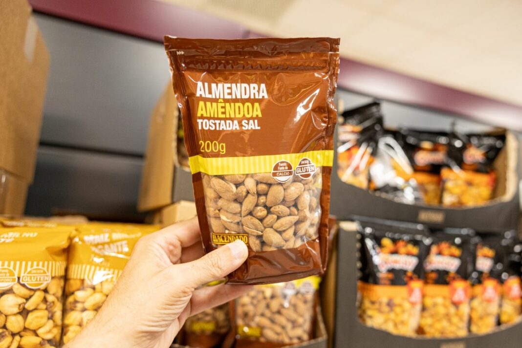 Almendras tostadas con sal en el lineal de supermercado Mercadona
