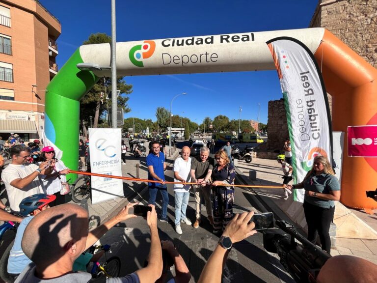 El colegio de enfermería insiste a la población en la importancia de usar la bicicleta para mantener buena forma física y alejar enfermedades