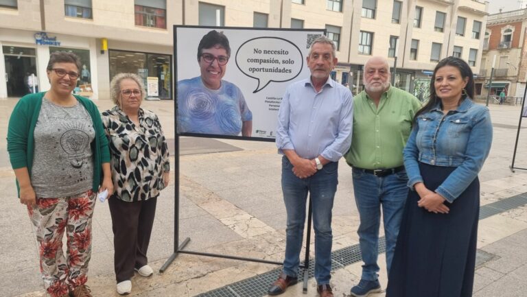 La Plaza Constitución acoge una exposición que pretende derribar estereotipos sobre la discapacidad