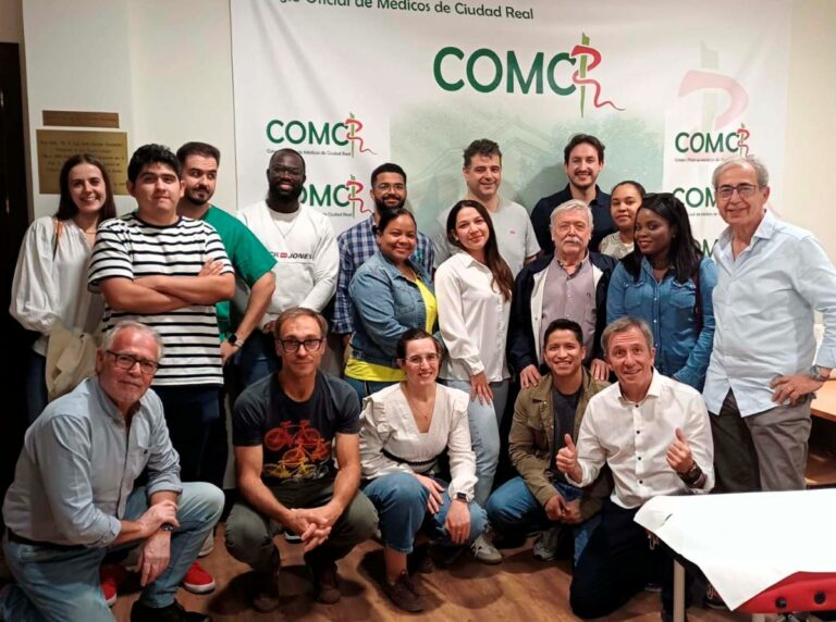 Un médico, un ecógrafo: el Colegio de Médicos impulsa la formación en ecografía clínica como herramienta básica en la práctica asistencial