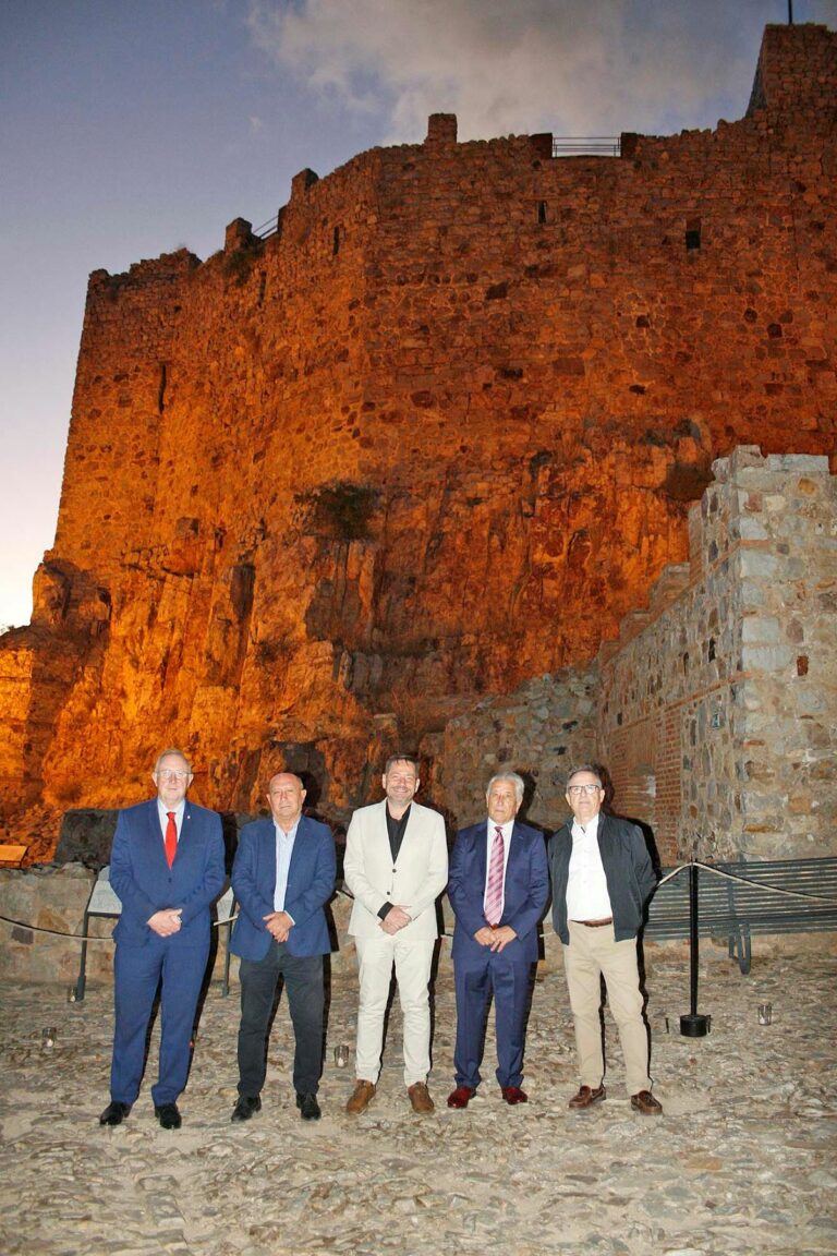 Los alcaldes de las tres sedes de la Orden de Calatrava se dan cita durante la Noche de las Velas en el castillo de Calatrava La Nueva de Aldea del Rey