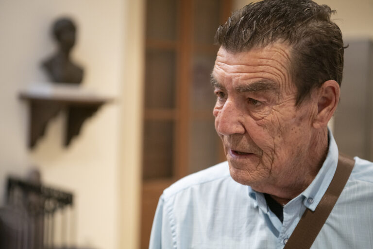 Emilio Calatayud sugiere retrasar el acceso al móvil hasta los catorce años: “es una droga y un instrumento para cometer delitos”