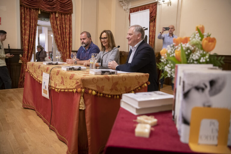 María Dueñas comparte los entresijos de su última novela y sugiere que se debería leer al premio Planeta antes de opinar