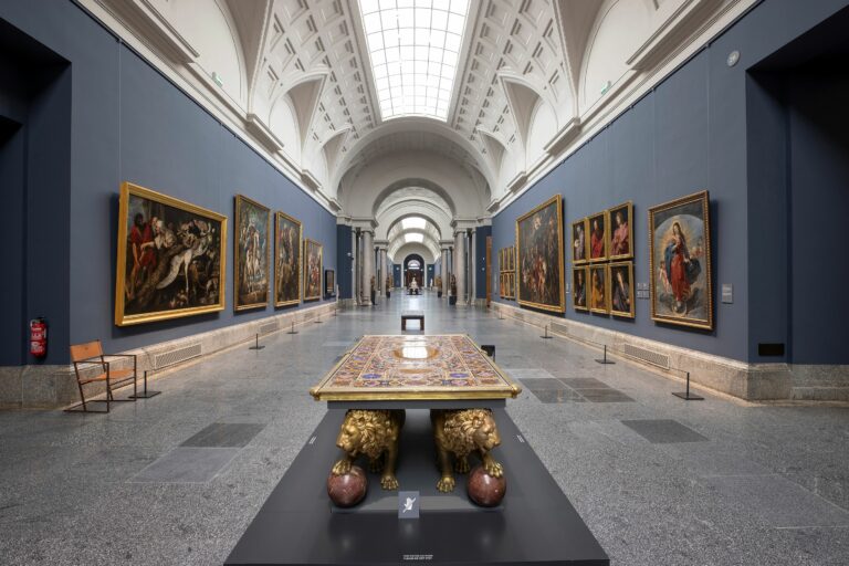 El Museo del Prado reabre su Galería Central con la incorporación de las esculturas en relieve de Carlos V e Isabel de Portugal, obra de los Leoni, y el nuevo fondo azul