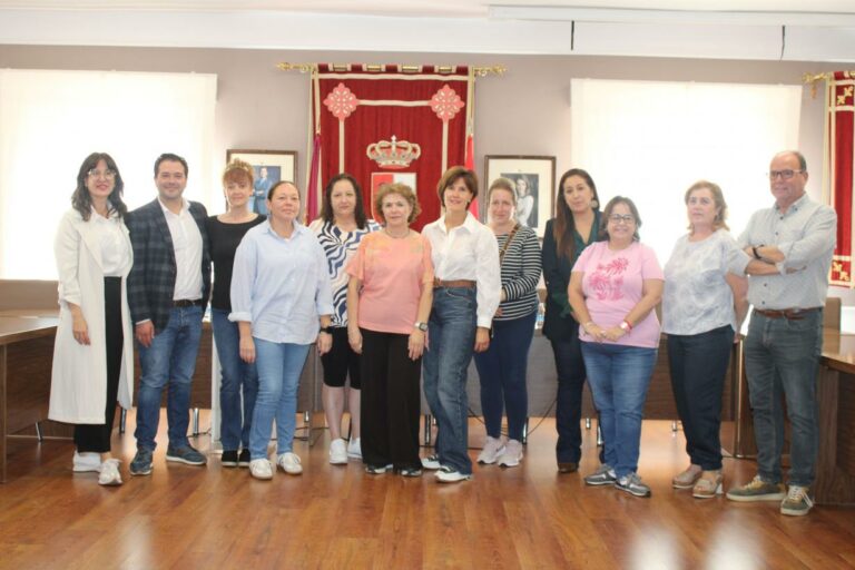 El Ayuntamiento de Pozuelo de Calatrava firma el contrato del servicio de Ayuda a Domicilio con la primera cooperativa local de mujeres de su historia
