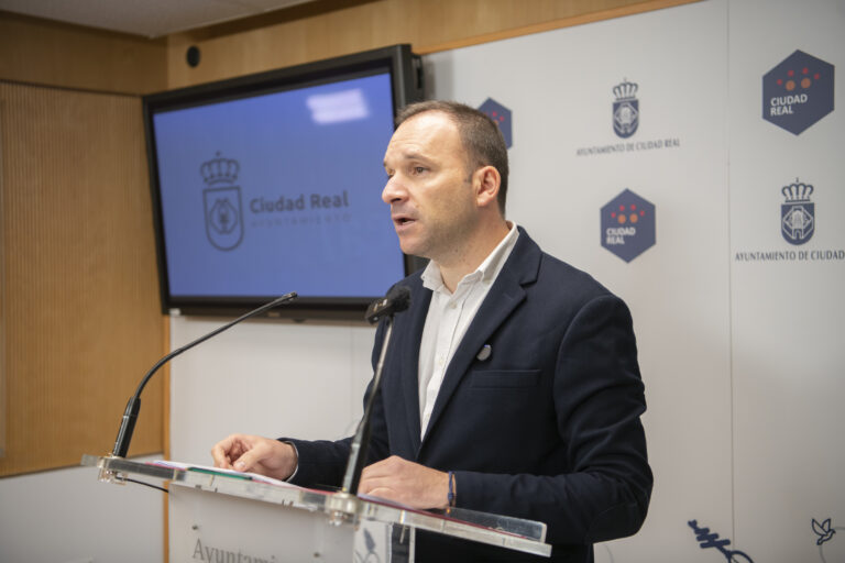 El Ayuntamiento contratará un servicio de limpieza de grafitis y adjudica por 160.000 euros la iluminación de Navidad