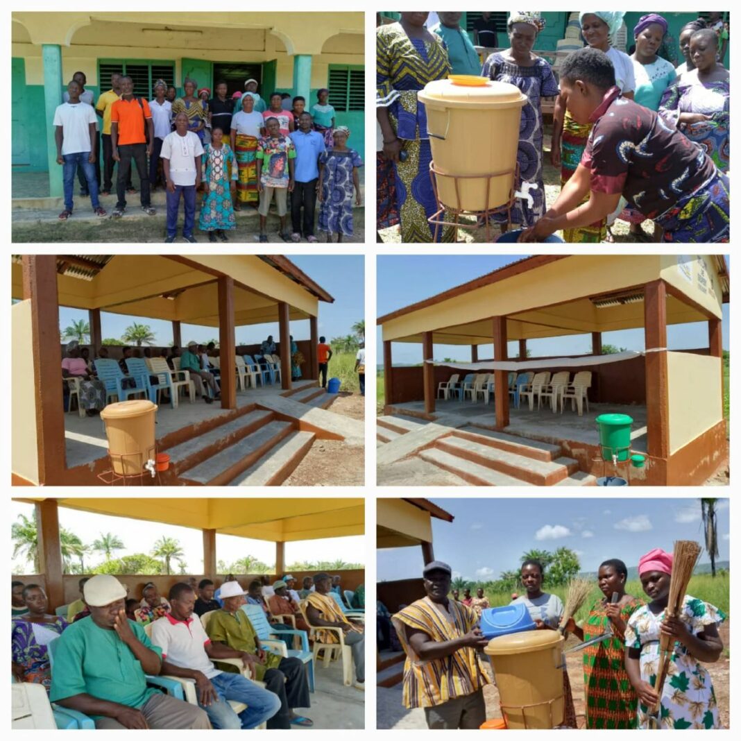 Hangares construidos en los mercados del cantón de Baga, en Togo