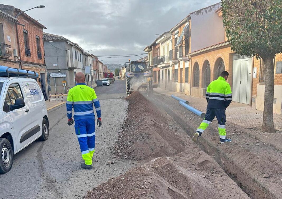 Imagen de las obras de renovación de las redes de agua potable en Aldea del Rey Red de aguas de Aldea del Rey
