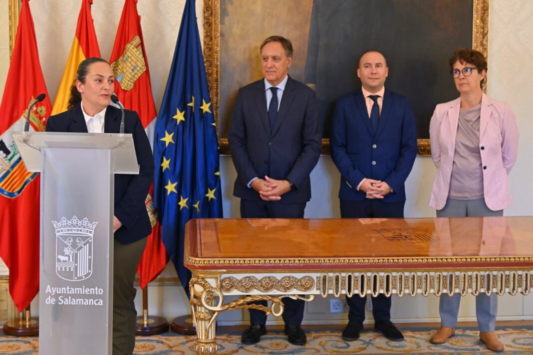 La científica rabanera, en primer término, durante el acto institucional de presentación ayer en Salamanca