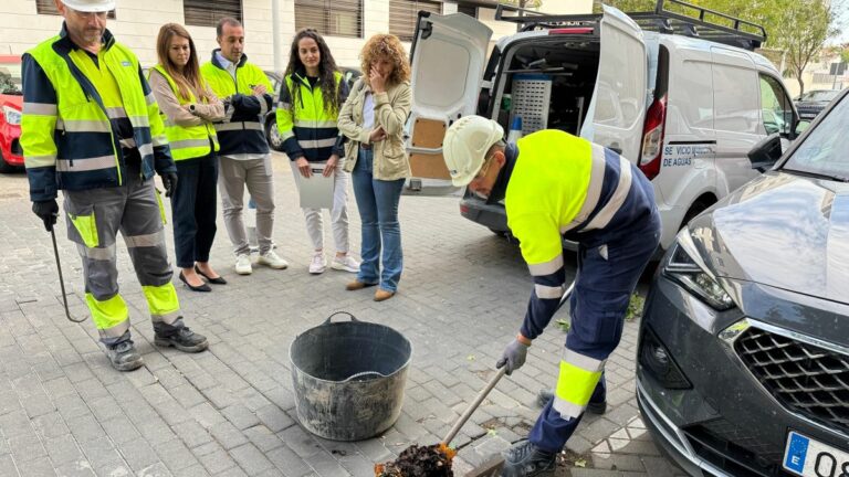 Ciudad Real: Yolanda Torres supervisa las labores de limpieza de los imbornales y el alcantarillado