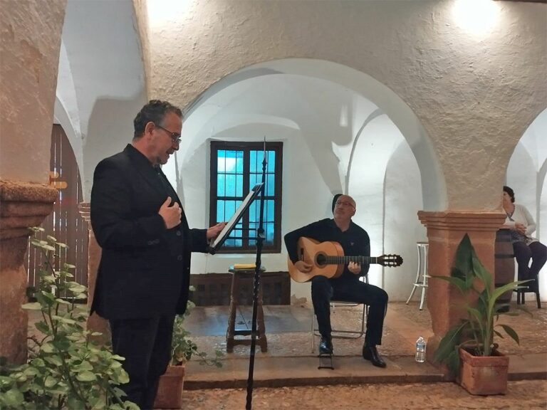 El poeta Luis Díaz-Cacho triunfa en la “Ruta de los Patios” infanteña en una noche de ‘Poesía y vino’ con bises incluidos