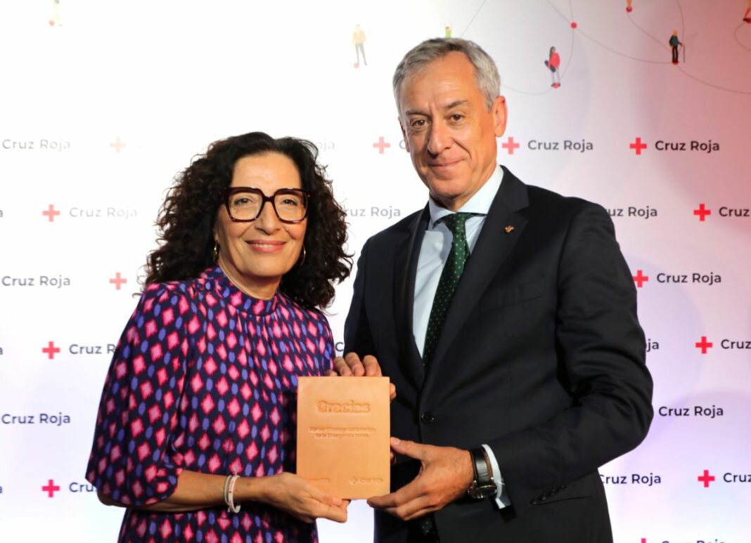 Maria del Mar Pageo y Javier López Eurocaja Rural, reconocida por Cruz Roja