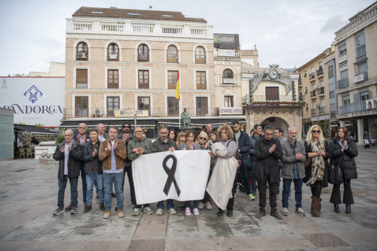UGT y CCOO guardan un minuto de silencio frente a la sede de la patronal por la trabajadora fallecida en la explosión de Socuéllamos